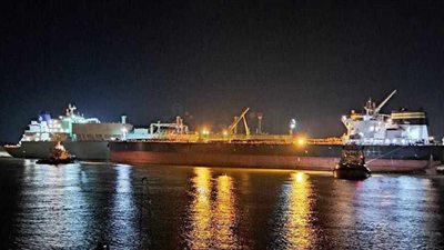 ننشر أول صورة لناقلة الغاز الطبيعي بعد النجاح في تعويمها بالمجرى الملاحي لقناة السويس 