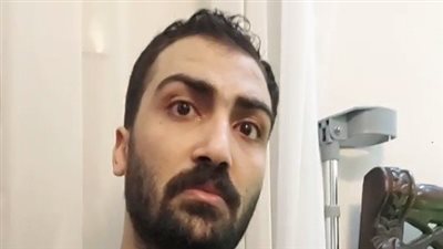 مراتي حامل ونفسي أربي ابني.. مدرس فلسفة يستغيث لعلاجه من ضمور العضلات بشبرا | فيديو