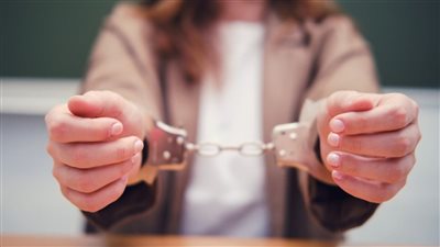 هاربة من 61 حكمًا قضائيًا.. القبض على صيدلانية بأسوان