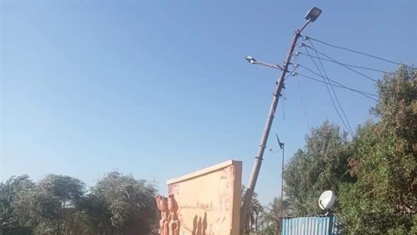 عمود آيل للسقوط 