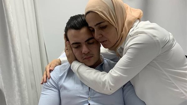 منى عبد الغني ونجلها