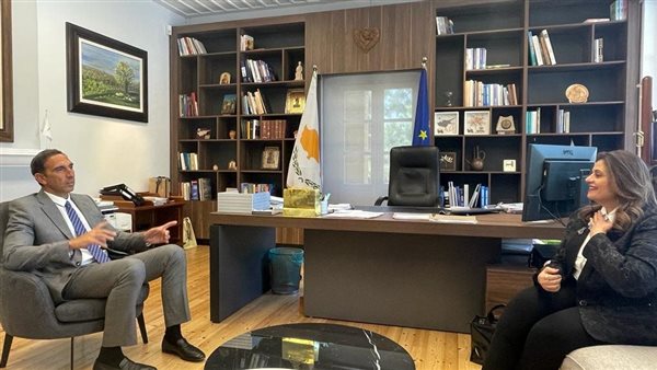 وزيرة الهجرة مع وزير