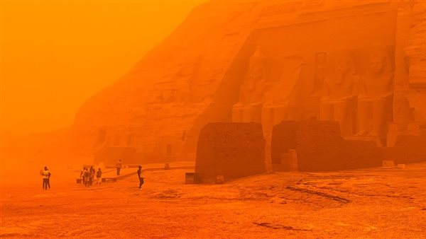 عاصفة ترابية بأسوان