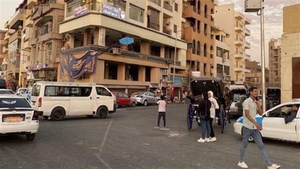 الأطفال يلعبون بالطائرات