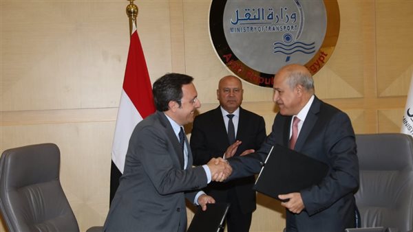 جانب من توقيع العقد