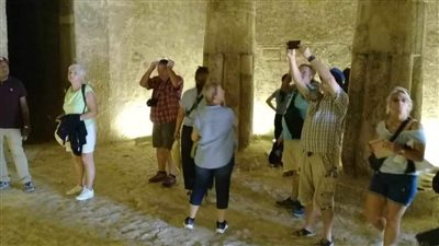وفد سياحي متعدد الجنسيات يزور المناطق الأثرية بالمنيا