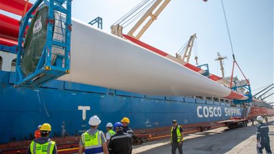 ميناء الأدبية يستقبل شحنة رِيَش محطات توليد الكهرباء من الرياح