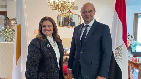 وزيرة الهجرة مع وزير