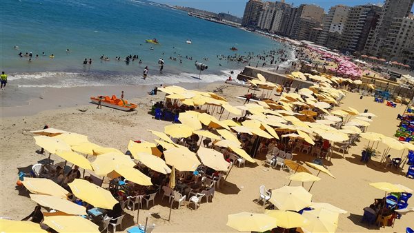 إقبال متوسط على شواطئ