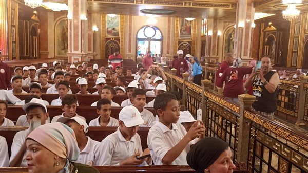 الأطفال في الكاتدرائية