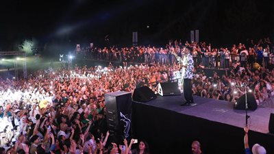 بالصور..حماقي يتألق بأضخم حفلات الأردن عقب حفل 