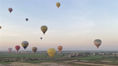 29 رحلة بالون طائر على متنها 650 سائحًا تحلق بسماء الأقصر صباح اليوم