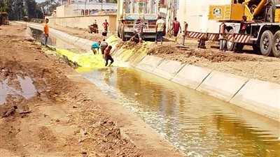 انقلاب سيارة نقل محملة بالكبريت داخل ترعة بالغربية.. والمحافظ يشكل لجنة لمعرفة مدى تأثر مياه الشرب