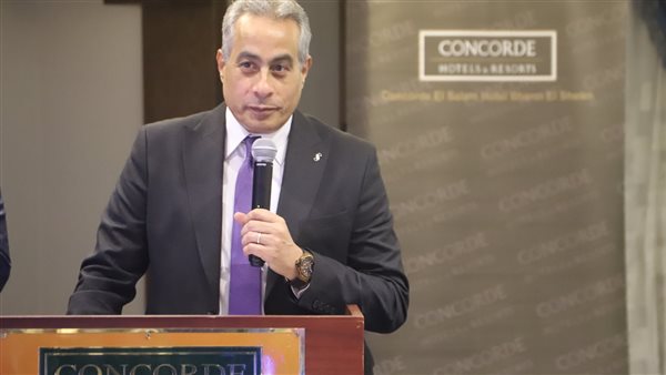 وزير العمل حسن شحاتة