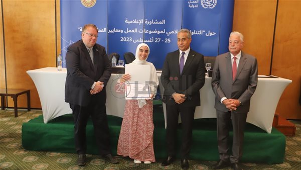 وزير العمل يكرم محررة