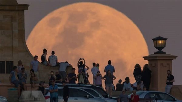 هل القمر العملاق