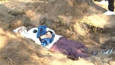الدفن حيًا.. مدرب روسي يعالج التوتر بالردم تحت التراب