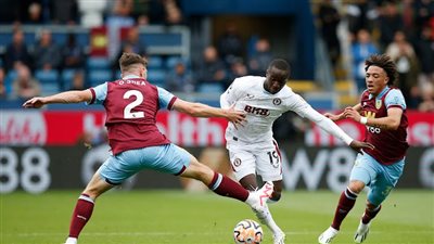 كومباني يواصل السقوط.. أستون فيلا يقسو على بيرنلي بثلاثية في الدوري الإنجليزي