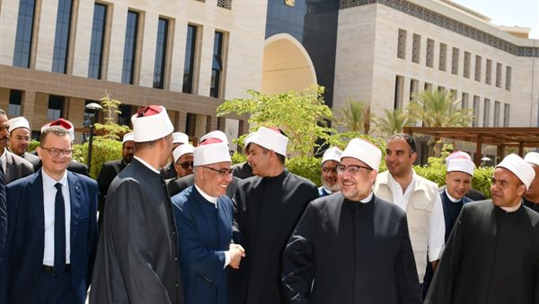 وزير الأوقاف يجتمع