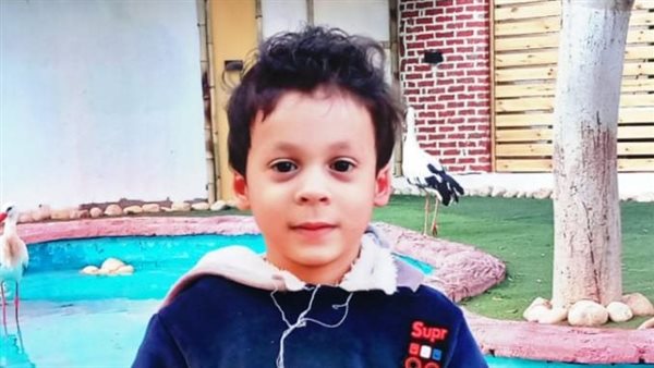 طفل يتبرع بمدخراته