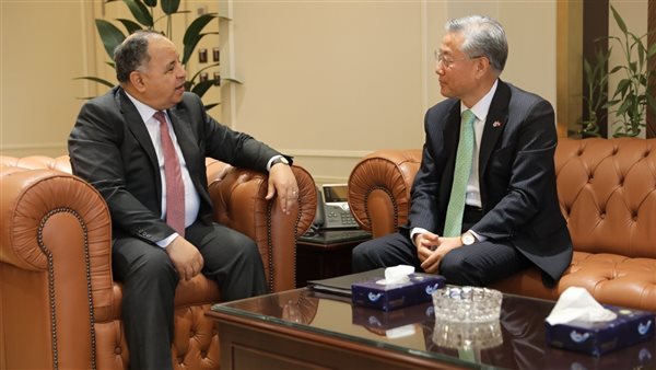 وزير المالية في لقائه