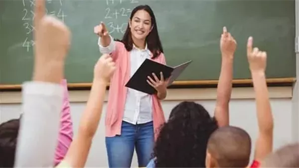 معلمة تشرح داخل الفصل