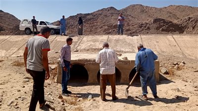 استعدادا لفصل الشتاء.. لجنة من وزارتي النقل والري تتفقد مخرات السيول والبرابخ بسفاجا| صور