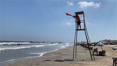 رفع الأعلام الحمراء وإعلان حالة الطوارئ على شاطئ بورسعيد| صور وفيديو