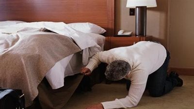 مستخبي تحت السرير.. التحقيق مع سيدة ضبطها زوجها عارية مع عشيقها بمدينة 15 مايو