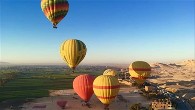 انطلاق 19 رحلة بالون على متنها 460 سائحا بسماء الأقصر اليوم| بث مباشر