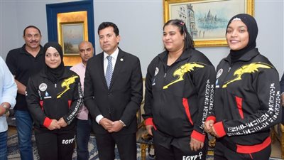 وزير الرياضة يزور معسكر منتخب الأثقال المسافر لبطولة العالم بالسعودية