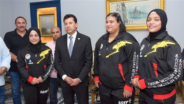 وزير الرياضة مع منتخب