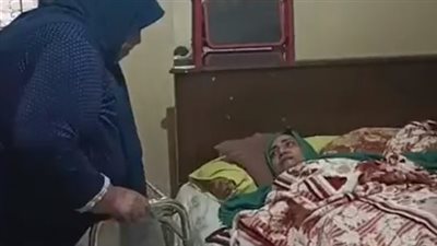 الأم تمشي بعكاز والابنة طريحة الفراش.. ممرضة أصيبت بشلل منذ 8 سنوات: كان نفسي أكون دكتورة| بث مباشر 