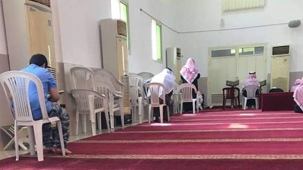 من يصلون على الكراسي