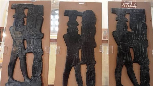 صفائح معدنية تمثل