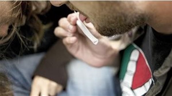 زوج يتعاطى المخدرات