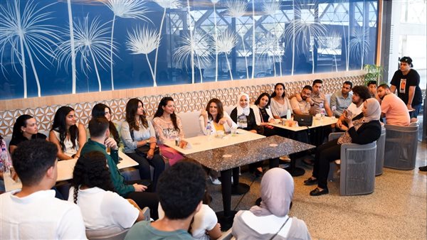 وزيرة الهجرة مع شباب