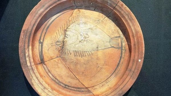 طبق مصور عليه سمكة