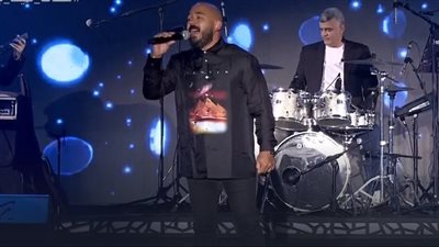 أهرامات الجيزة على صدره.. محمود العسيلي يشعل حفله بجدة بإطلالة مميزة |صور