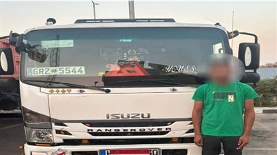 عرّض حياة المواطنين للخطر.. القبض على سائق وضع شجرة أعلى السيارة بالتجمع الخامس