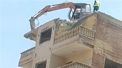 محافظة القاهرة: إزالة 5 طوابق من عقار مصر القديمة المائل