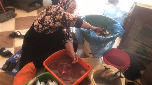 السيدة تحية وهي تجهز