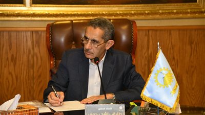 محافظ الغربية يناقش المشروعات الجارية بالمحافظة ويوجه باستمرار التصدي لمخالفات البناء 