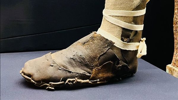 حذاء طويل من الجلد