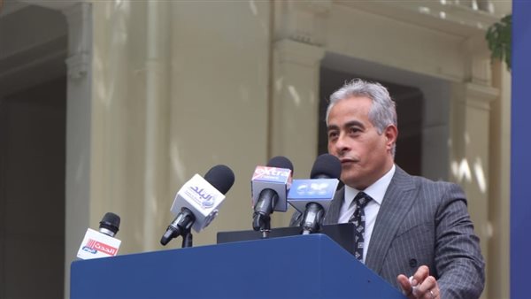 وزير العمل حسن شحاتة