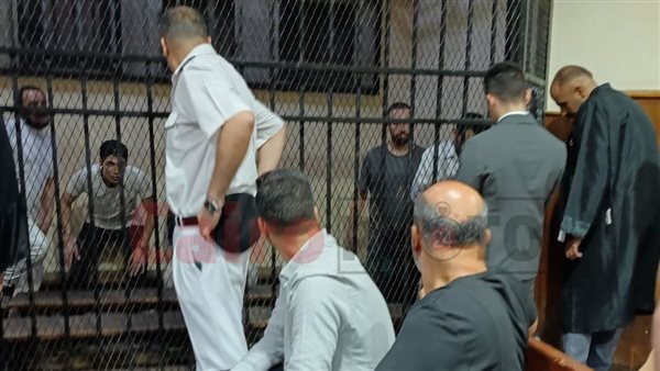 المتهمون داخل قفص