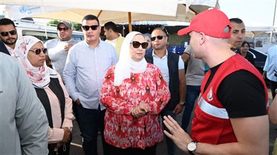 وزيرة التضامن تجري زيارة ميدانية لخط سير العائدين من السودان عبر المعابر الحدودية المصرية | صور