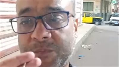 شاهد عيان في واقعة سقوط شرفة منزل قديم بحي الجمرك: وقعت على بنت صغيرة كانت معدية | بث مباشر 