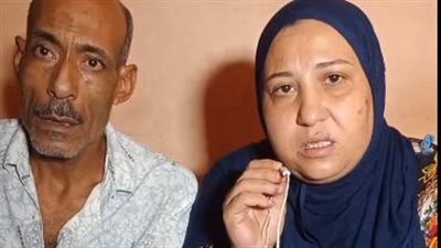 أسرة صغيرة أصيبت إثر سقوط شرفة منزل قديم بالإسكندرية: أبوها عاجز مبيشتغلش ومفيش فلوس نعالجها| بث مباشر