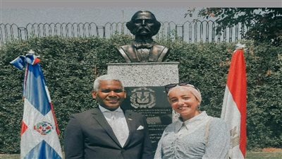 سفارة الدومينيكان بمصر تزيح الستار عن أول تمثال رسمي لـ خوان بابلو دوارتي في إفريقيا